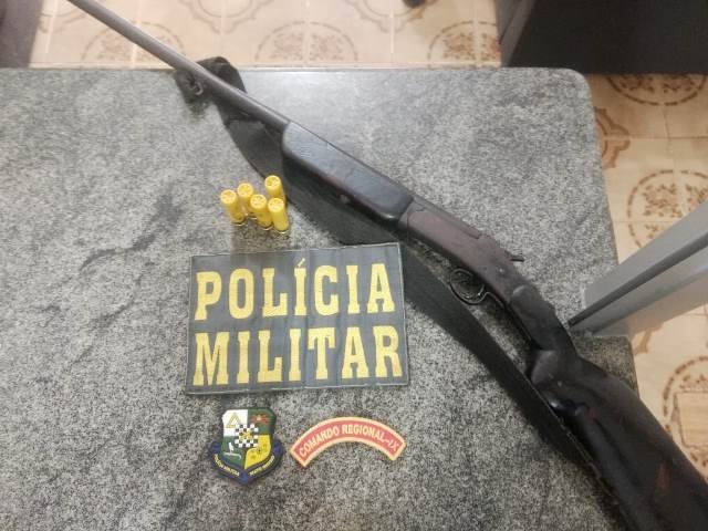 PM acionada para conter invasores de terra em Colíder localiza espinguarda de grosso calibre abandonada.