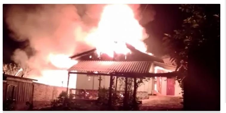 Crianças quebram janela e fogem de casa em chamas. Mãe é suspeita