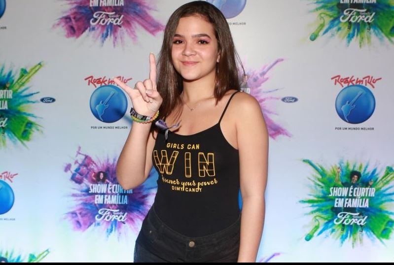 Mel Maia posa de biquíni na praia e ganha comentário de Maisa Silva em foto