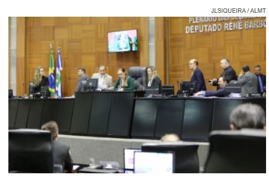 Deputados aprovam lei que "afrouxa" limite para desmatar sem reflorestar