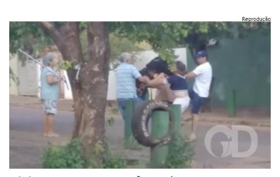 Mulher tem lesão após levar joelhada de homem; veja vídeo