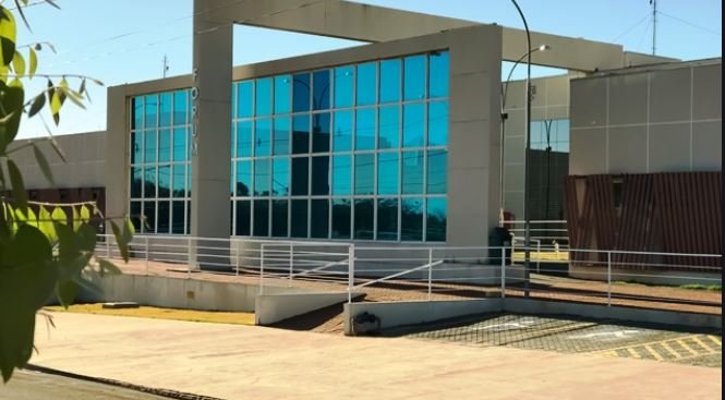 Homem tem capacete furtado dentro do Fórum de Colíder