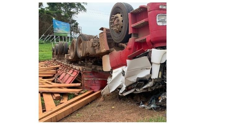 Acidente grave deixa caminhoneiro morto na BR 163