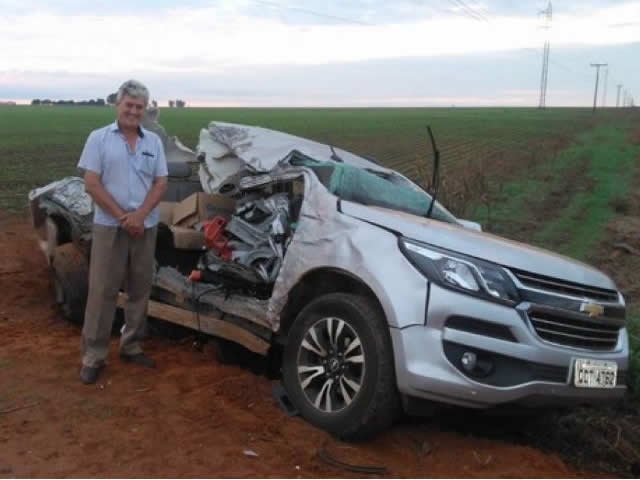 Ex-prefeito bate caminhonete em ônibus ao tentar desviar de caminhão parado em rodovia