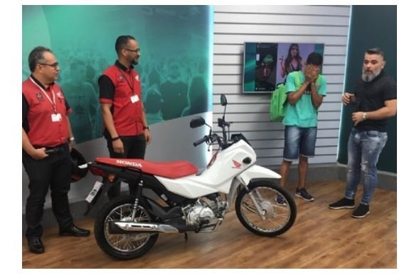 Após boato envolvendo dono da Havan, entregador zombado por ex-miss ganha moto de ex-vereador