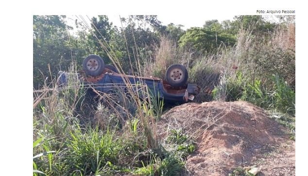 Dois morrem após Hilux capotar em rodovia; vítimas foram arremessadas e prensadas