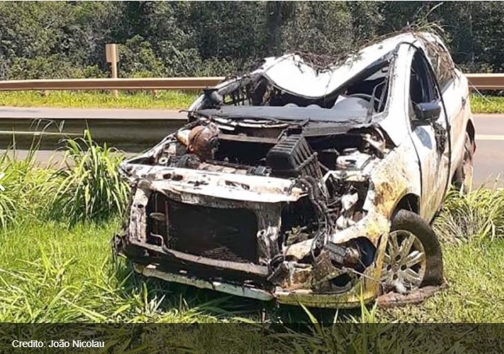 Motorista capota carro e cai em vala após desviar de capivara em rodovia