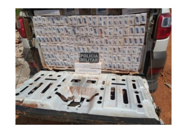 Motorista tenta fugir da polícia e é flagrado com 13 mil maços de cigarro em carro ao bater em muro de escola em MT