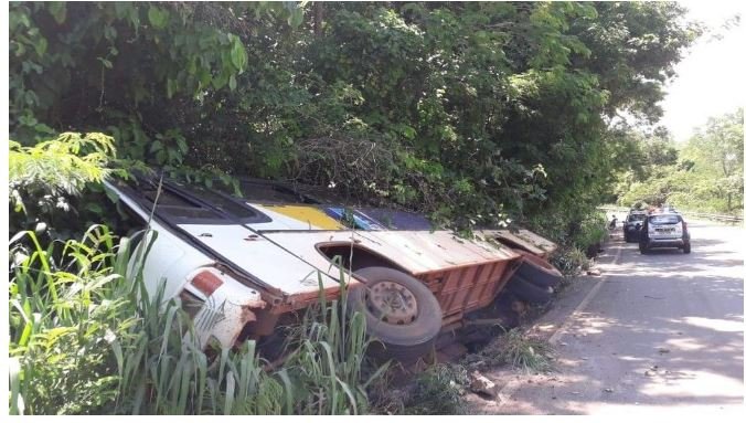 Ônibus escolar tomba com 18 alunos em MT