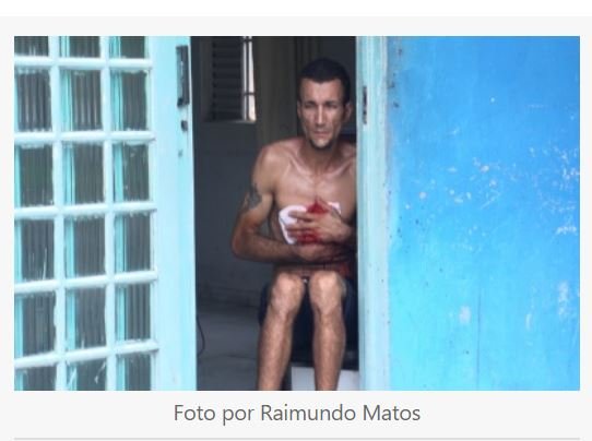 Homem é esfaqueado dentro de residência