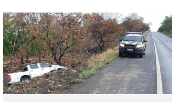 Ex-deputado e sua mãe sofrem acidente; caminhonete sai da pista