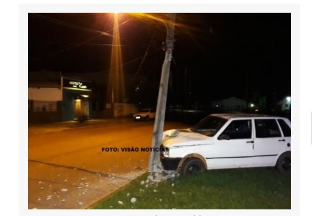 Condutor de carro é detido por direção perigosa e bater contra poste