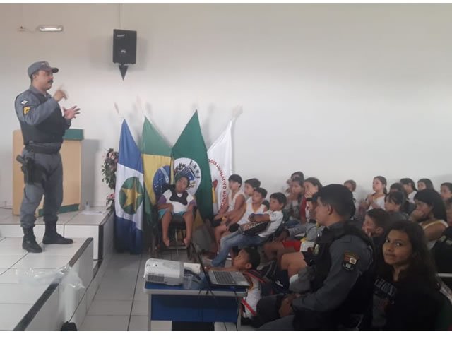 Aconteceu em Santa Helena o 1º Ciclo de Palestra de Combate ao Uso de Drogas e Violência nas Escolas. (Fotos)