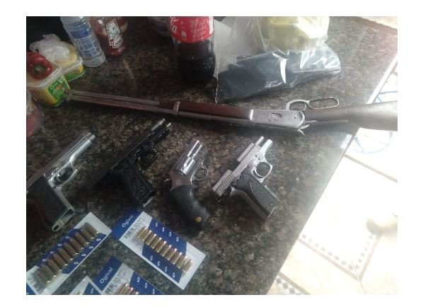 Polícia prende 22 pessoas; apreende armas, munição e R$ 40 mil durante operação