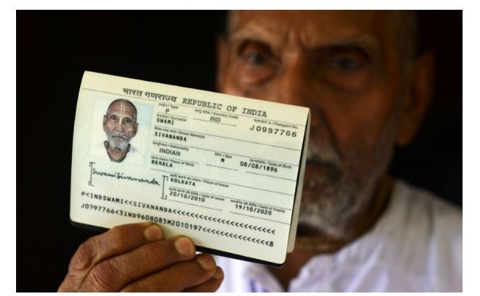 Monge mostra passaporte que prova que ele já viveu em três séculos
