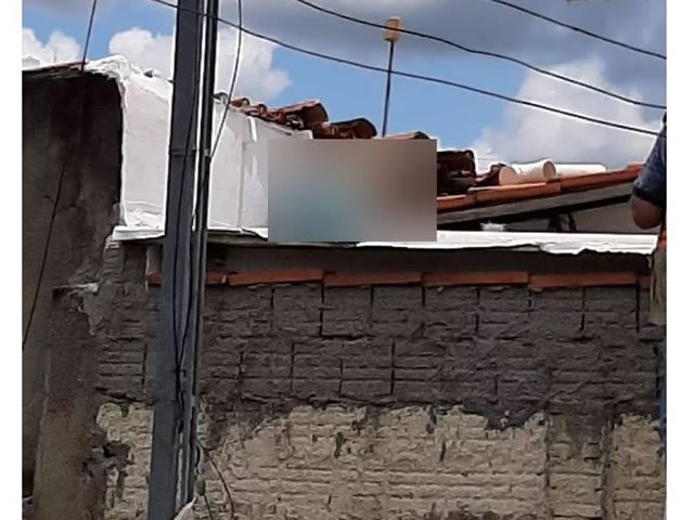 Vizinhos sentem mau cheiro e polícia acha corpo de idoso que morreu eletrocutado no telhado em MT