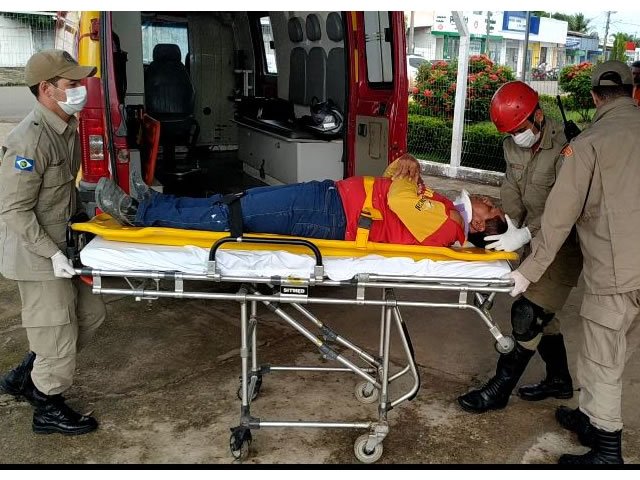 Homem em Colíder tem suspeita de fratura na clavícula após sua moto ser fechada por veiculo. (Vídeo)