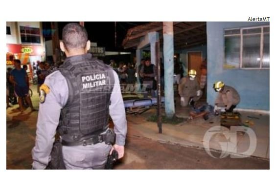 Motoqueiros matam homem com 5 tiros na porta de casa