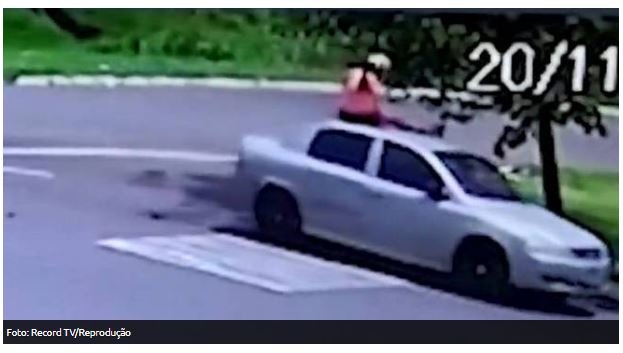 Motociclista bate em carro e cai sentada no teto do veículo; assista