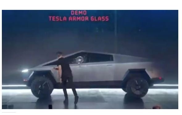 Caminhonete 'indestrutível' da Tesla, de Elon Musk, é danificada no lançamento