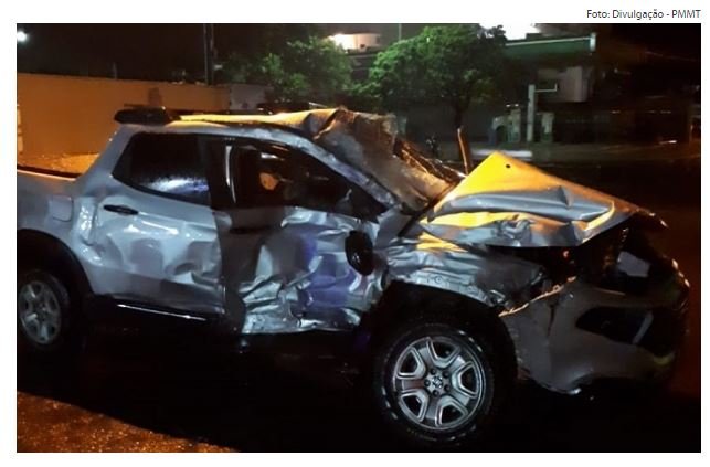 Homem morre em colisão entre Dodge Ram e Fiat Toro no caminho para velório