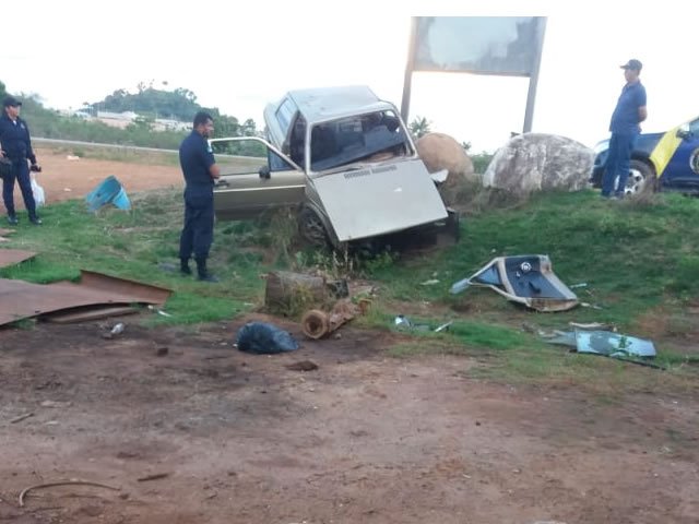 Motorista em Colíder acabou com carro após perder controle do veículo e se chocar contra algumas pedras. (Fotos)