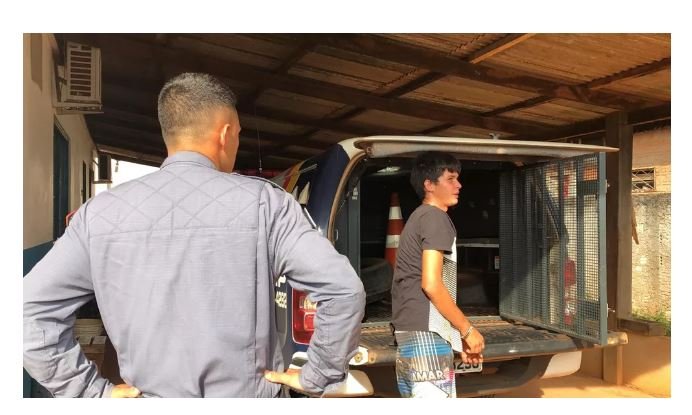 Jovem é preso após esfaquear a mãe, fazer cova e ameaçar matar a irmã de 7 anos em MT