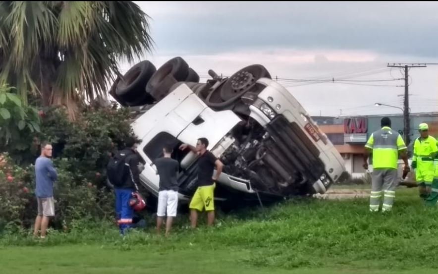 Carreta tomba em desnível da BR 163 com Av. Tarumãs, VÍDEO