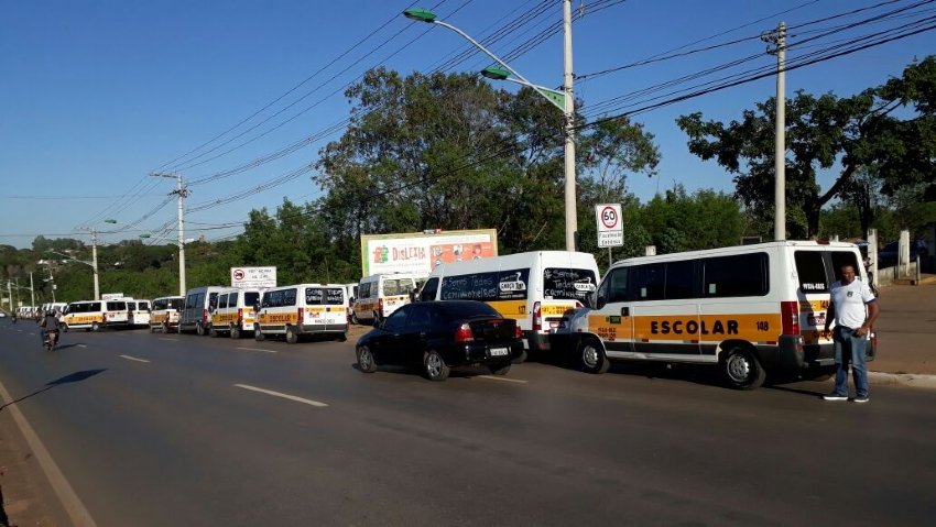 Motoristas de vans escolares fazem carreata em protesto na avenida do CPA
