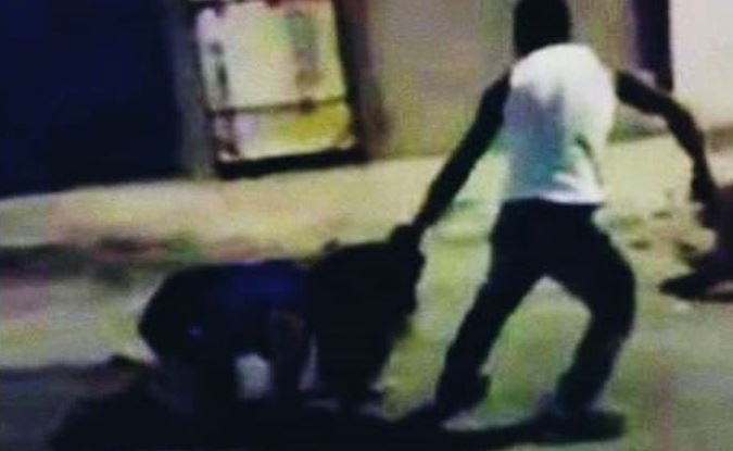 Mulher apanha do marido e é arrastada pelo cabelo no chão no meio da rua