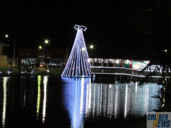 Inaugurada nesta noite de domingo a Iluminação Natalina do Lago dos Pioneiros de Colíder. (Fotos)