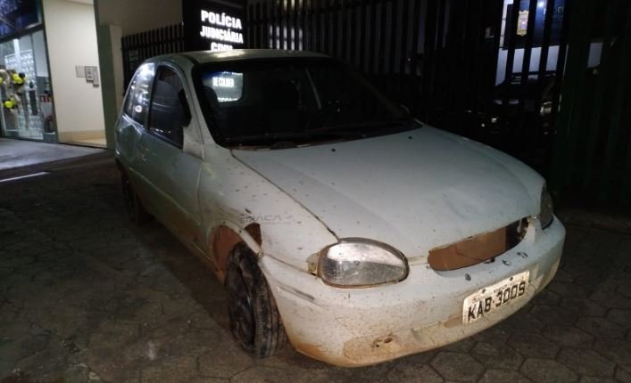 Veiculo furtado na cidade de Sinop e recuperado pela PM de Colíder. (Fotos)