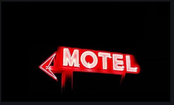 Garota bebe com amigo, que a leva para o motel e a estupra