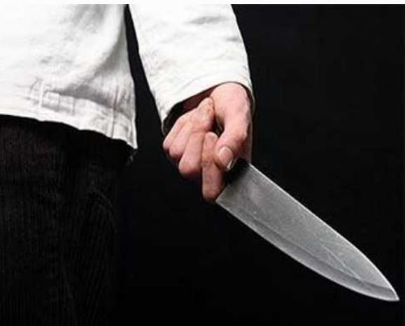 Homem impede irmão de cometer suicídio e depois tenta matá-lo com uma faca
