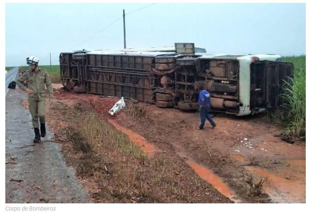 Ônibus com 30 passageiros tomba na MT–249 e deixa três em estado grave