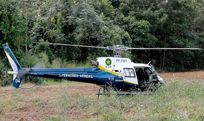 Policiais fazem buscas em mata com apoio do Ciopaer para tentar encontrar bandidos em Sorriso