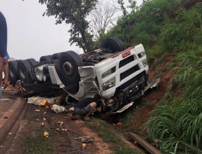 Carreta carregada de cerveja capota na BR-364 em Mato Grosso