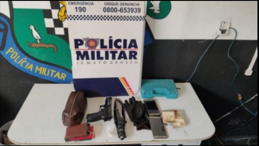 PM prende dupla com droga e simulacro de arma de fogo