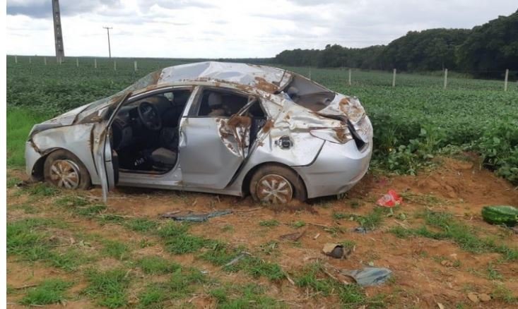 Bebê sai ileso de capotamento em rodovia. (Fotos)