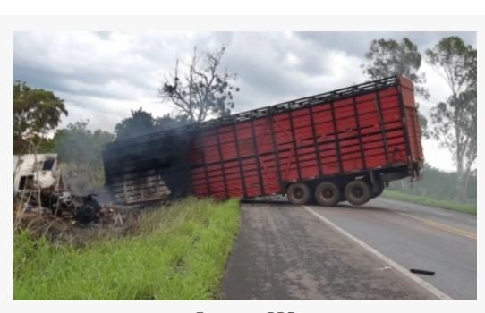 Motorista morre carbonizado após caminhões baterem de frente e pegarem fogo