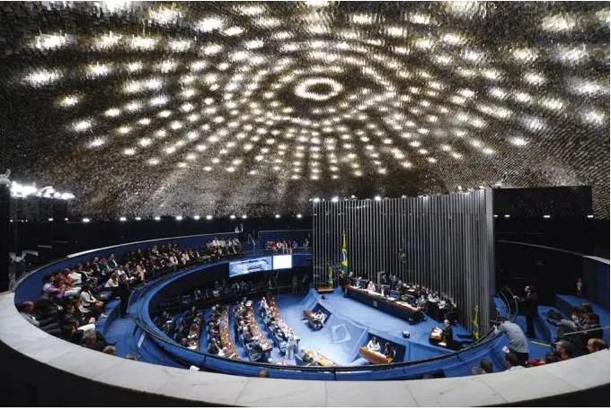 Proposta acaba com auxílio-moradia para senadores e deputados