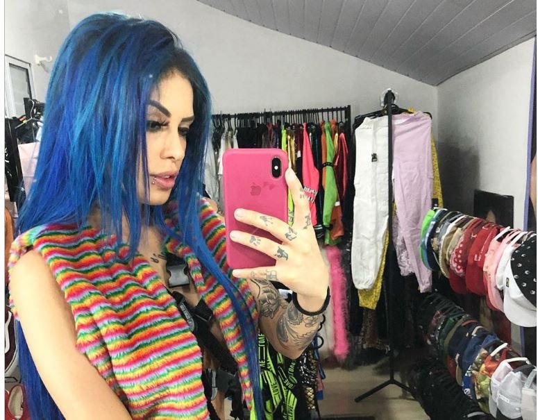 Tati Zaqui surpreende fãs ao surgir fazendo pose diferenciada