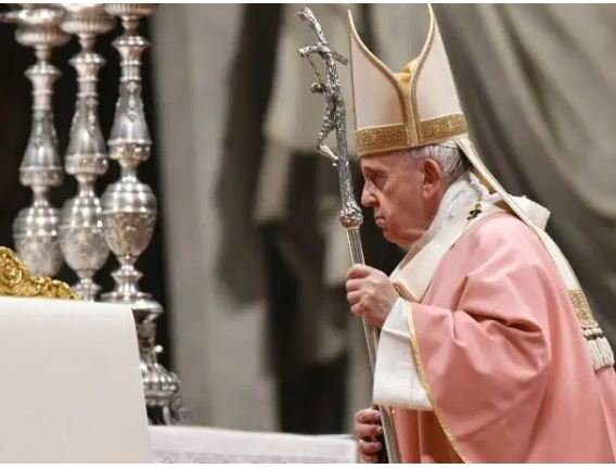 Papa Francisco diz que igreja está atrasada e pede reformas