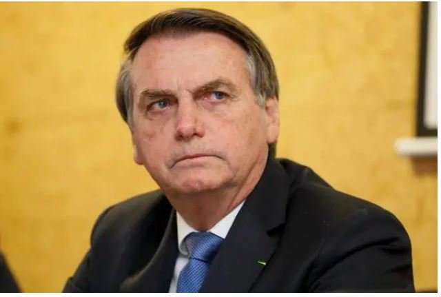 Jair Bolsonaro cai no banheiro e vai para Hospital das Forças Armadas