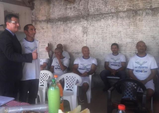 Reeducandos da cadeia Publica de Peixoto de Azevedo concluem curso de corte e costura