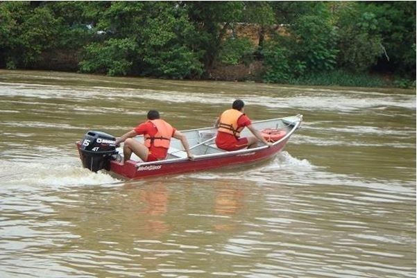 Barco com 6 pessoas vira no Rio Teles Pires