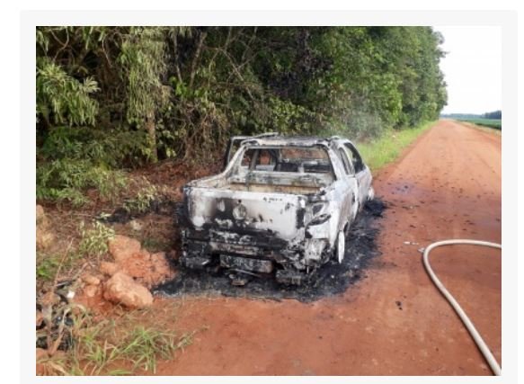 Corpo é localizado carbonizado em carro com placas de Colíder pegando fogo
