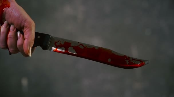 Mulher ataca homem com golpe de faca no peito e é presa