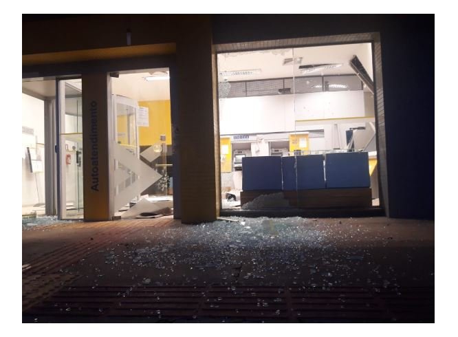 Bandidos explodem caixa eletrônico de agência bancária