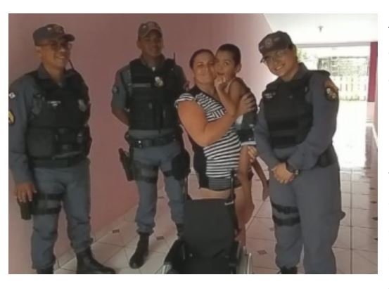 AF: sensibilizados com história de menino, Comando da PM faz entrega de cadeira de rodas